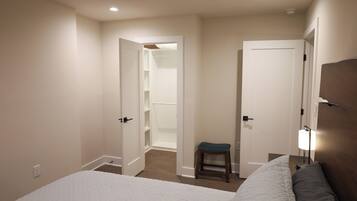 3 habitaciones, tabla de planchar con plancha, internet y ropa de cama