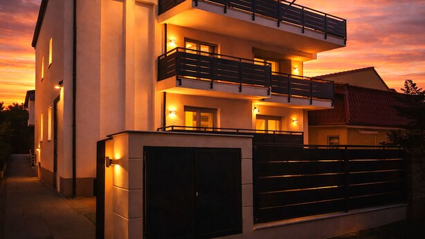 A modern two-story building with balconies and exterior lighting. - GINO SUITES - Bilocali Luxury - Appartamenti vicini a Rho Fiera e Milano (Bollate)