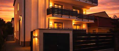 Boendets fasad - kvÀll/natt