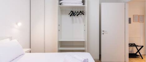 Caja fuerte, tabla de planchar con plancha, wifi gratis