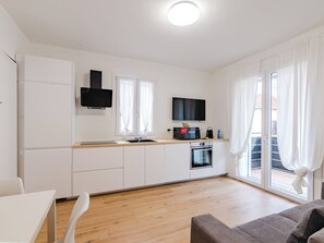 Geladeira, micro-ondas, fogão, cooktop