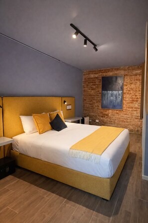 Deluxe Double Room | Egyptian cotton sheets, premium bedding, in-room safe, blackout curtains - Taá Guesthouse (Mexico City)