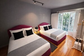 Deluxe Quadruple Room | Egyptian cotton sheets, premium bedding, in-room safe, blackout curtains - Taá Guesthouse (Mexico City)