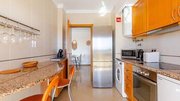 Frigorífic, microones, forn i placa de cuina