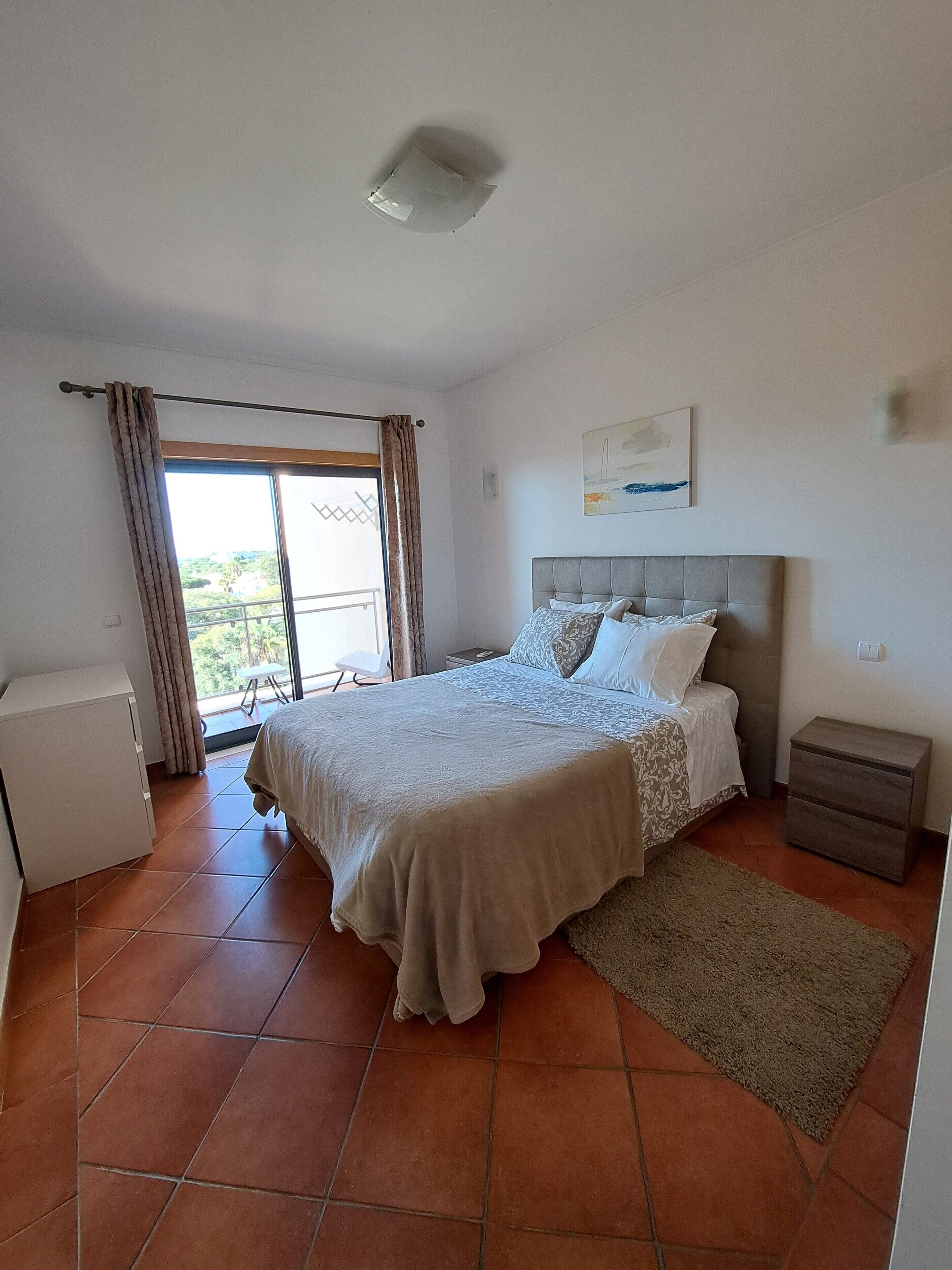 1 dormitorio, tabla de planchar con plancha, wifi y ropa de cama
