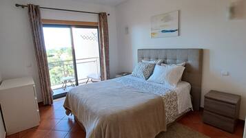 1 dormitorio, tabla de planchar con plancha, wifi y ropa de cama