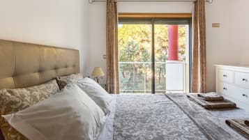 1 dormitorio, tabla de planchar con plancha, wifi y ropa de cama