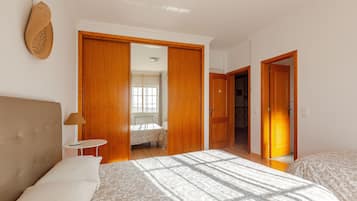 5 bedrooms, iron/ironing board, WiFi, bed sheets