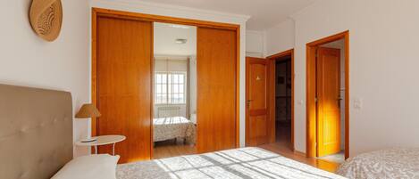 5 bedrooms, iron/ironing board, WiFi, bed sheets