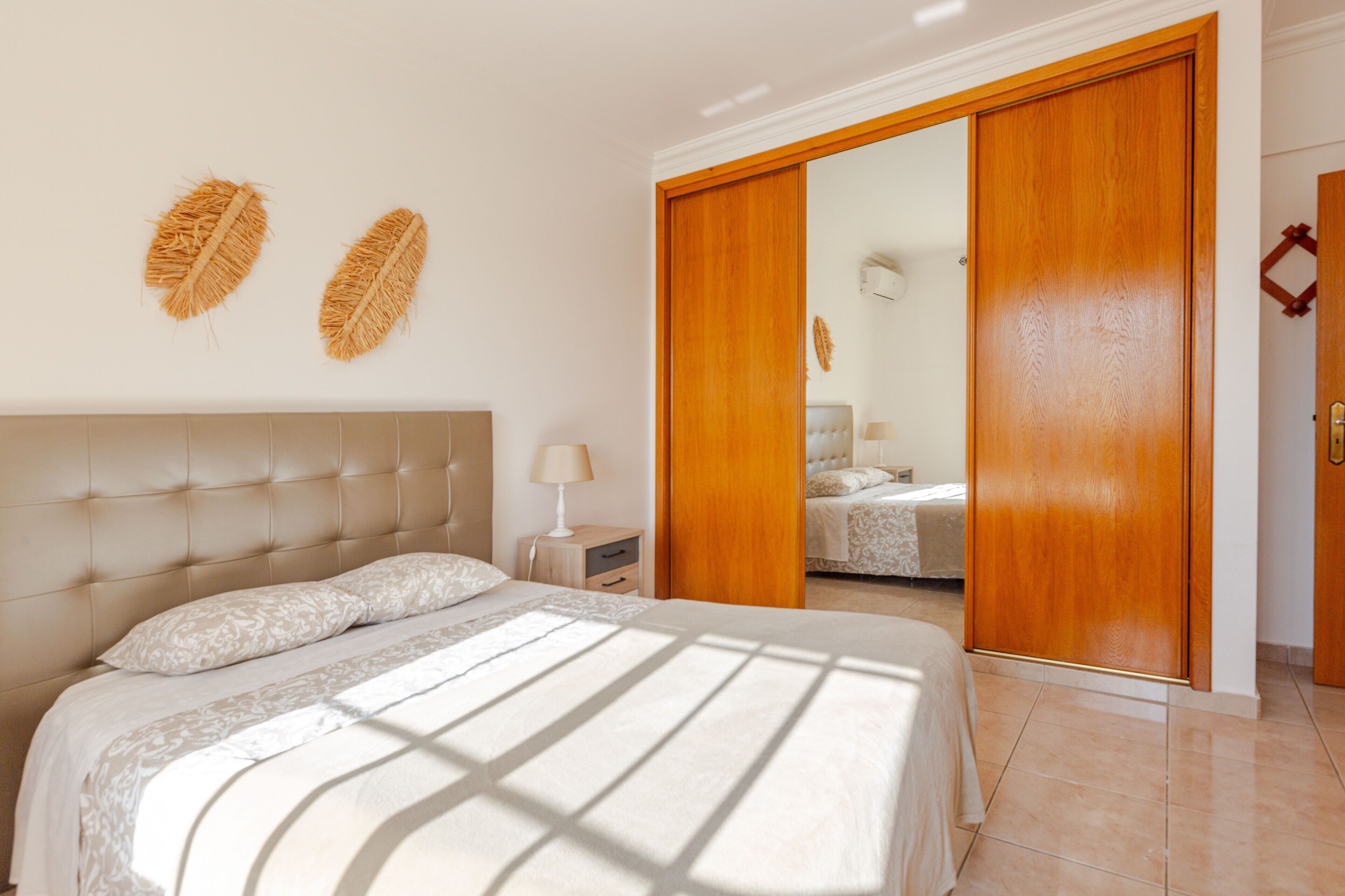 5 bedrooms, iron/ironing board, WiFi, bed sheets