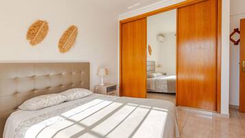 5 bedrooms, iron/ironing board, WiFi, bed sheets