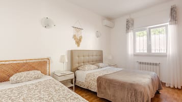4 bedrooms, iron/ironing board, WiFi, bed sheets