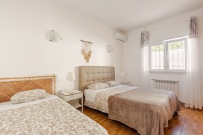 4 bedrooms, iron/ironing board, WiFi, bed sheets - Villa Claramar: Private Pool, Wi-Fi and Air Conditioning in Albufeira (Albufeira)