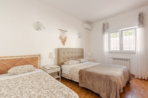 4 bedrooms, iron/ironing board, WiFi, bed sheets - Villa Claramar: Private Pool, Wi-Fi and Air Conditioning in Albufeira (Albufeira)