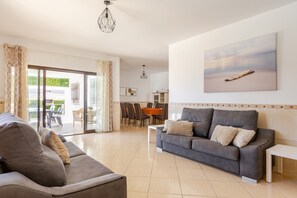 Ping pong - Villa Claramar: Private Pool, Wi-Fi and Air Conditioning in Albufeira (Albufeira)