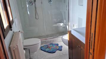 Doccia, asciugacapelli, bidet, asciugamani