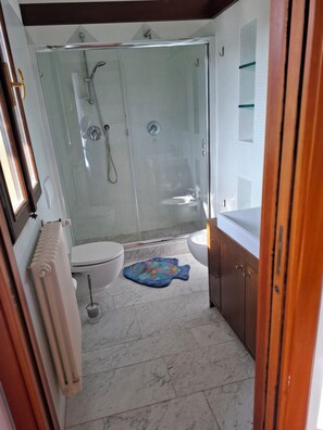 Shower, hair dryer, bidet, towels - House of Flory (Lastra a Signa)