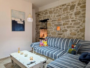 Smart TV - Cozy vacation home with roof terrace and sea view in the heart of Pitsidia (Pitsidia)