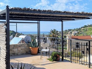 Property grounds - Cozy vacation home with roof terrace and sea view in the heart of Pitsidia (Pitsidia)