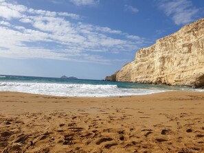 Beach nearby, sun-loungers - Cozy vacation home with roof terrace and sea view in the heart of Pitsidia (Pitsidia)
