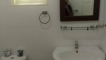 Standard dubbelrum - utsikt mot trÀdgÄrden | Badrum