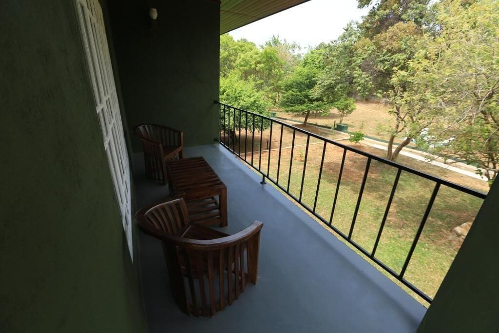 Chambre Familiale, balcon, vue jardin | Enceinte de l’hébergement