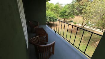 Chambre Familiale, balcon, vue jardin | Enceinte de lâhĂ©bergement
