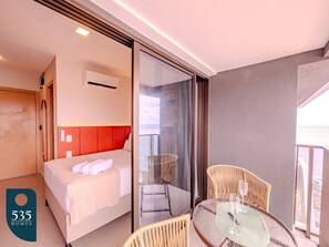 1 habitación y tabla de planchar con plancha 