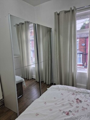 2 bedrooms, iron/ironing board, bed sheets - Modern 2‑Bedroom Apartment in Moston, Manchester (Manchester)