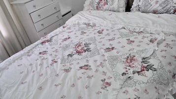 2 bedrooms, iron/ironing board, bed sheets