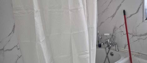 SĂšche-cheveux, serviettes fournies, savon, papier toilette
