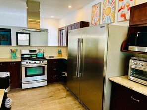 Fridge, microwave, oven, stovetop - The Sunshine of Playa Coronado (Playa Coronado)