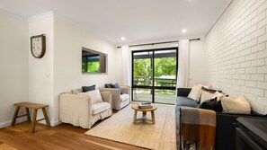 Smart TV, fireplace - Hideaway House Bright (Bright)
