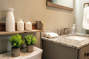 Hair dryer, towels, soap, toilet paper - The Modern Loft at the foot of the Bighorns (Buffalo)