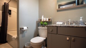 Hiustenkuivaaja, pyyhkeet, saippua, vessapaperi