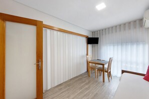 Dining - Studio 'Seculo' with Wi-Fi and Air Conditioning (Porto)