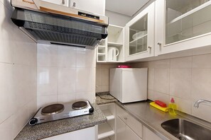 Fridge, microwave, stovetop, cookware/dishes/utensils - Studio 'Seculo' with Wi-Fi and Air Conditioning (Porto)
