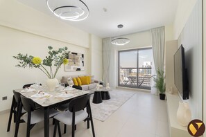 Apartemen Mewah, balkon, pemandangan kota | Tempat tidur bayi (biaya tambahan), Wi-Fi gratis, dan seprai linen