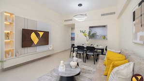 Apartemen Mewah, balkon, pemandangan kota | Ruang keluarga | Smart TV 65-inci dengan saluran TV kabel