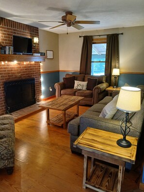 Living area - Amazing 5-bedroom house in Norfork, AR with views of the White & Norfork Rivers (Norfork)