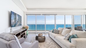 Living area - Encantame Towers Verano 705 (Backus)