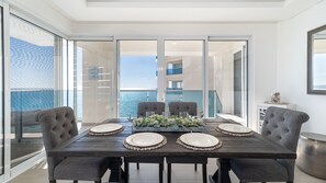 Leilighet, flere senger, balkong (Encantame Towers Verano 705) | Spiseområde