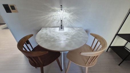 Deluxe Double Room, Garden View #1 | Dining. J2 US