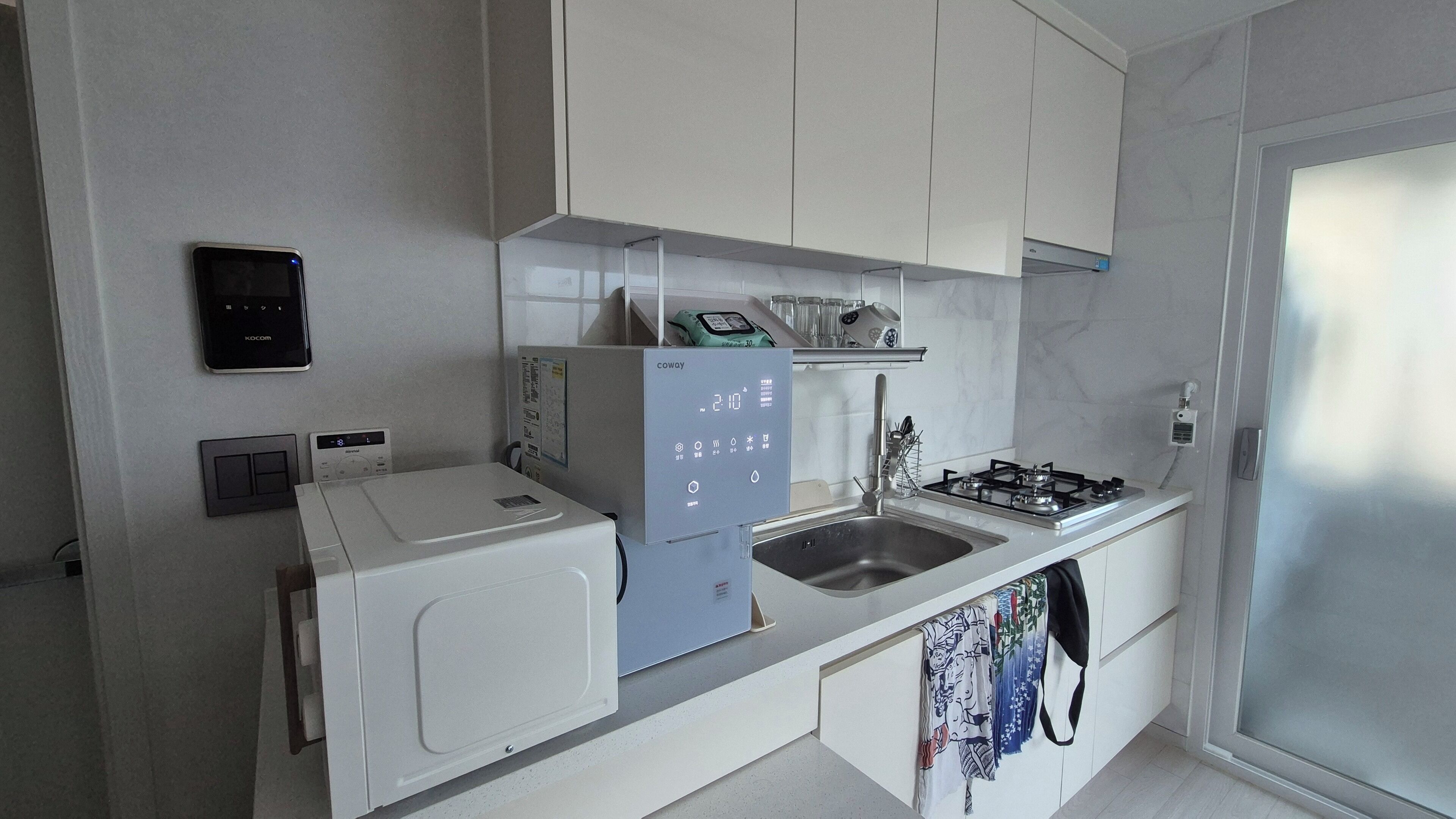 Frigorífico grande, microondas y utensilios de cocina