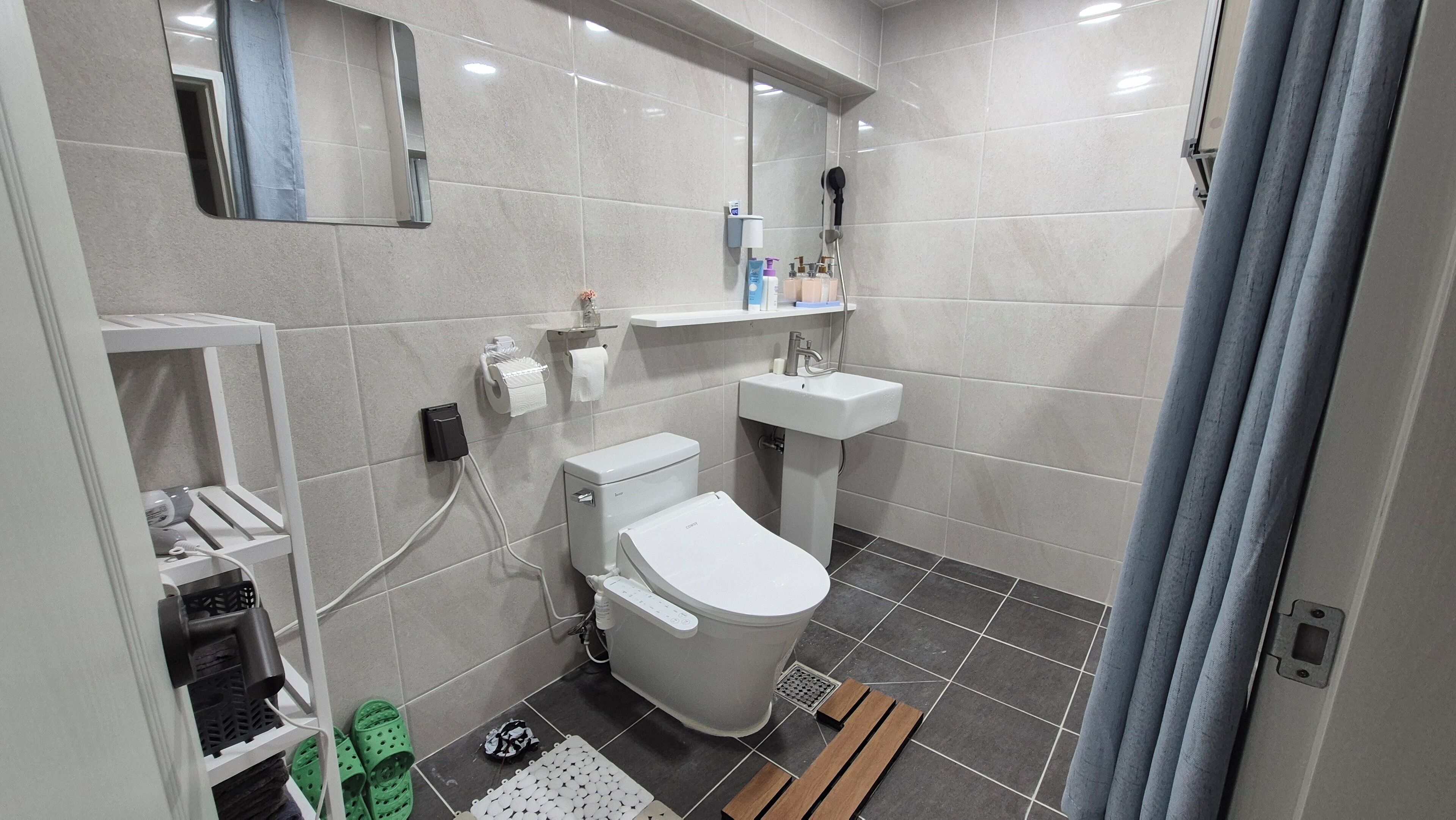 Hårføner, håndklær, sjampo og toalettpapir