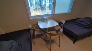 Deluxe Triple Room, Garden View #4 | Intérieur