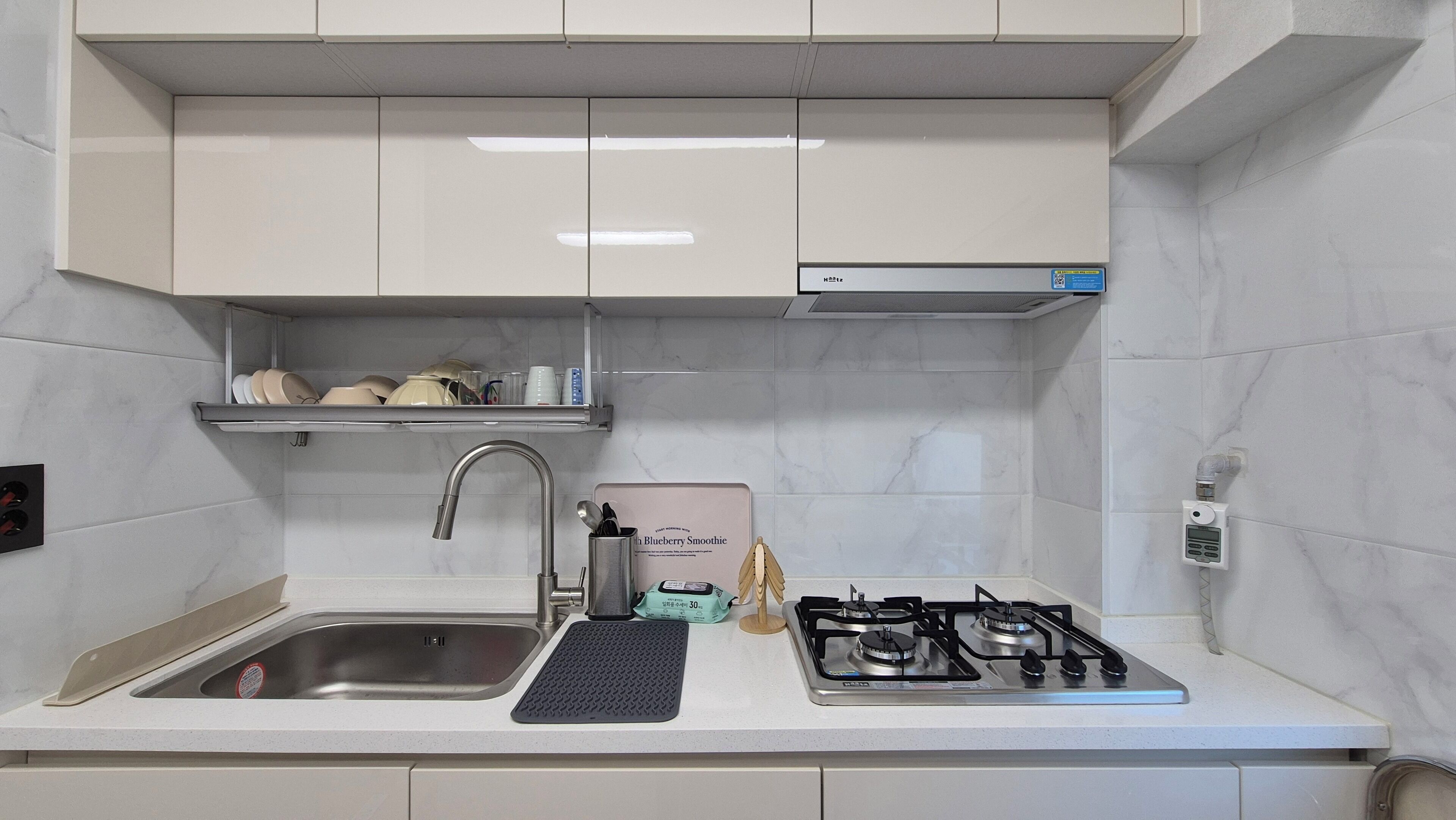 Full-size fridge, microwave, cookware/dishes/utensils