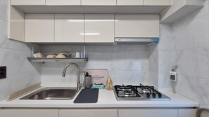 ثلاجة/مجمد بحجم كبير، ميكروويف، مستلزمات طهي/أطباق/أوعية