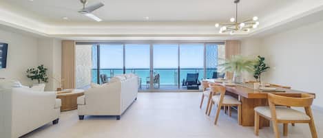 Appartement, Meerdere bedden, balkon (Sonoran Star One 1002) | Woonruimte | Een 42-inch flatscreentelevisie met digitale zenders