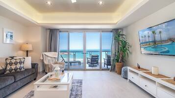 Apartment, Mehrere Betten, Balkon (Sonoran Star One 1607-Full) | Wohnbereich | 42-Zoll-Flachbildfernseher mit Digitalempfang